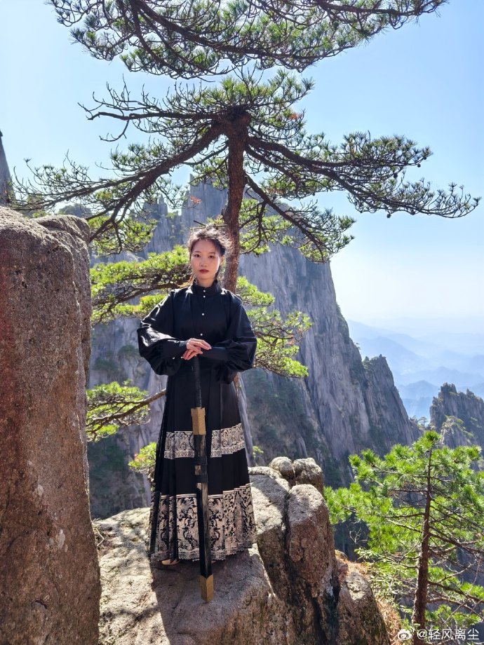 美女老外穿漢服打卡黃山云海，美女老外漢服打卡黃山云海美景