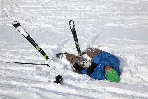 五歲兒童隨舅舅滑野雪遭遇不幸身亡，引發(fā)社會(huì)關(guān)注與反思，五歲兒童滑野雪不幸身亡，引發(fā)社會(huì)關(guān)注和反思