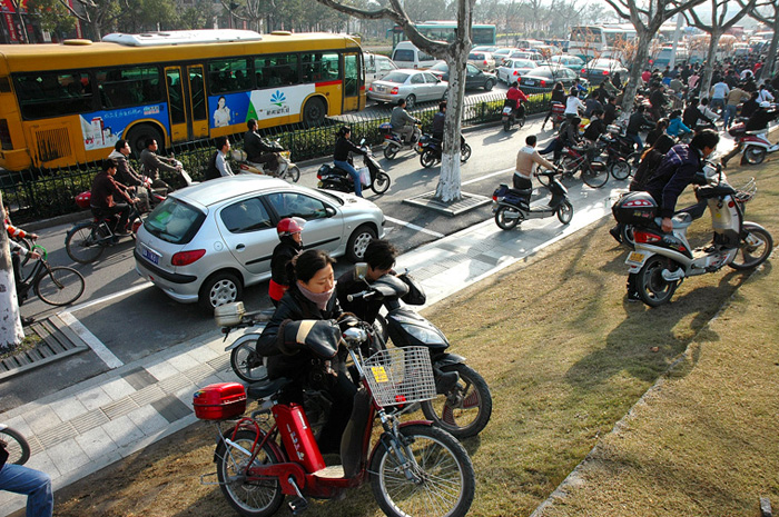 電動車數(shù)量激增導(dǎo)致的校園擁堵問題探究，校園電動車數(shù)量激增引發(fā)的擁堵問題探究