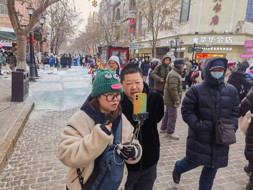 外國游客被爾濱硬控了，深度解讀城市魅力與旅游新體驗，爾濱城市魅力與旅游新體驗，外國游客的深度解讀與硬控經(jīng)歷