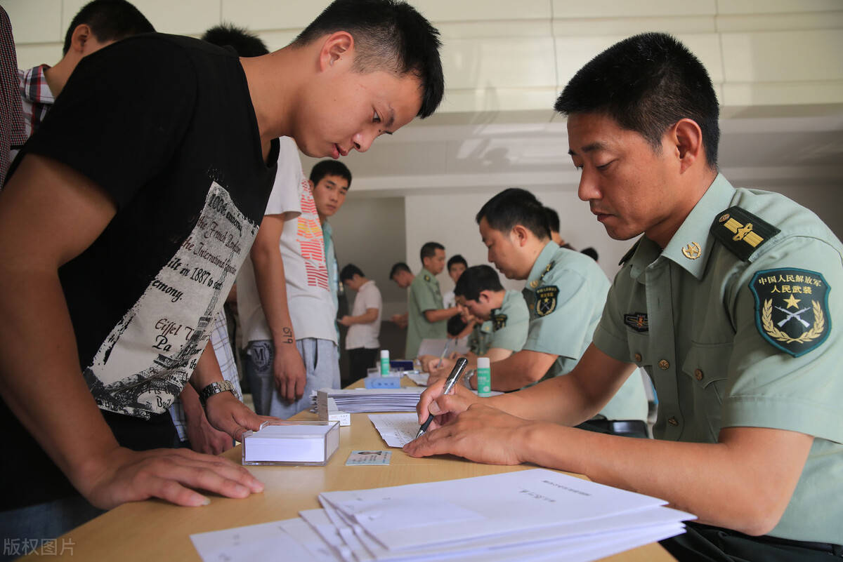 在學(xué)校報(bào)名參軍與在家報(bào)名的區(qū)別，一種選擇兩種情境，學(xué)校與家庭報(bào)名參軍，不同選擇下的兩種情境對(duì)比